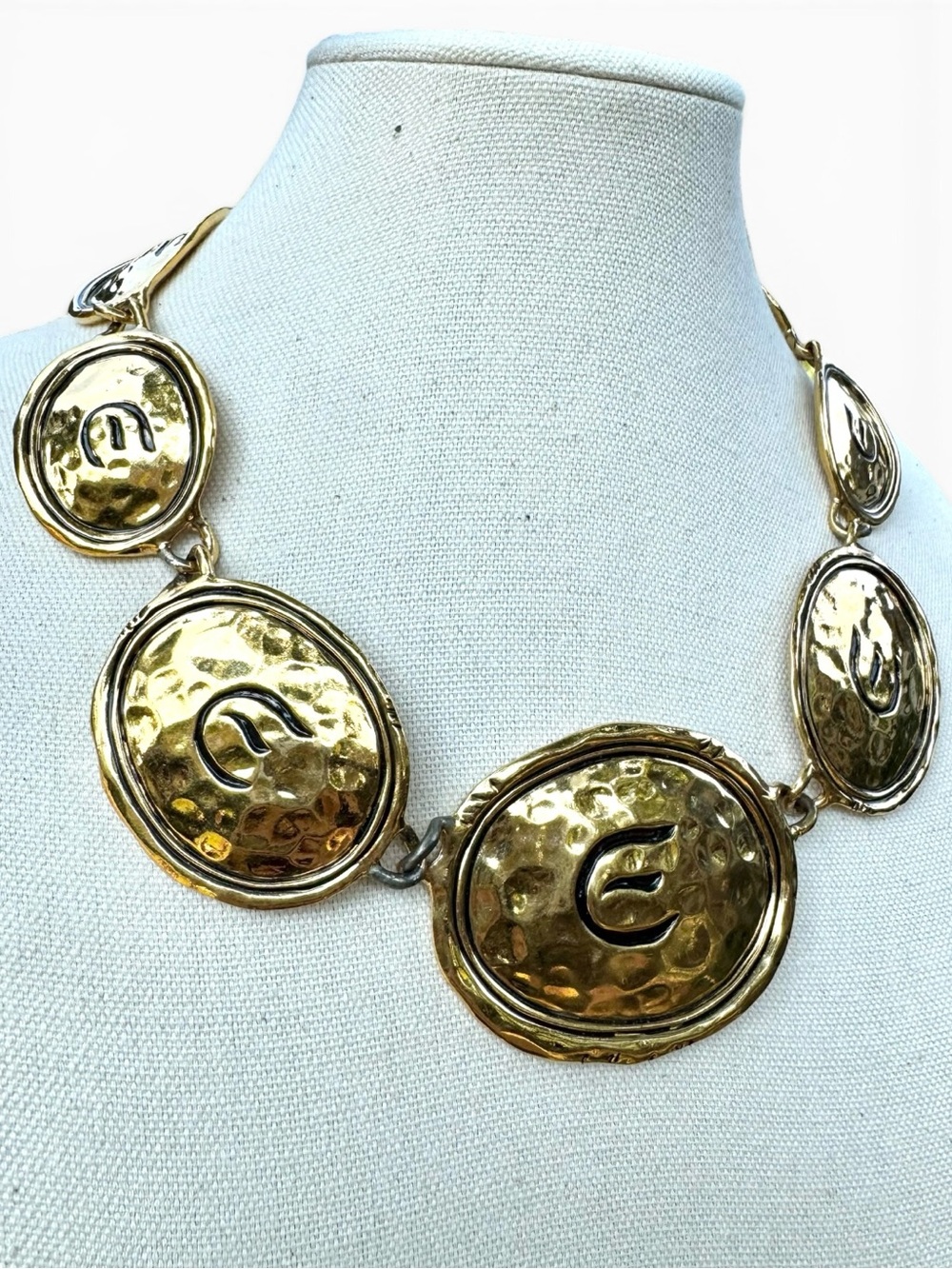 ELIZABETH TAYLOR Vintage Bold “Gold Coast” Collection Hammered Disc Necklace - Picture 6 of 9